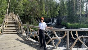 Турист на Аллее сказок