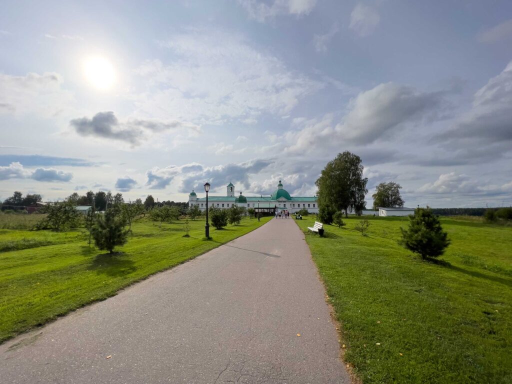 Свято-Троицкий Александро-Свирский монастырь с туристами