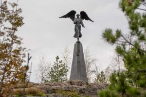 Ангел в парке Ваккосалми на горе Кухавуори
