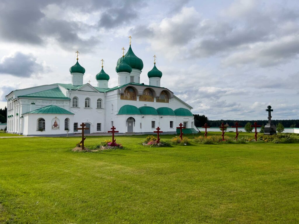 Свято-Троицкий Александро-Свирский монастырь на берегу озера