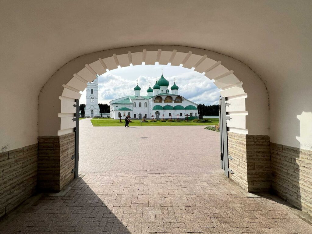 Свято-Троицкий Александро-Свирский монастырь под аркой