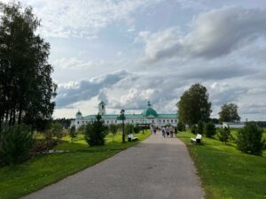 Свято-Троицкий Александро-Свирский монастырь с туристами