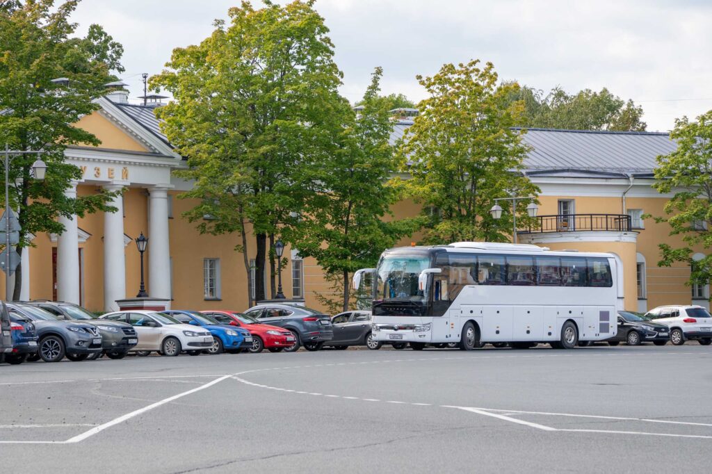 Туристический автобус, рядом с национальным музеем Республики Карелия