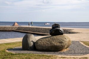 Кошелёк удачи скульптура в Петрозаводске