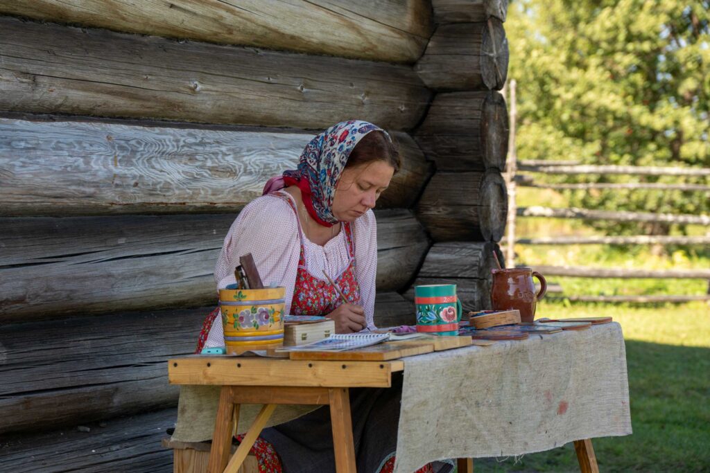 Девушка рисует на острове Кижи