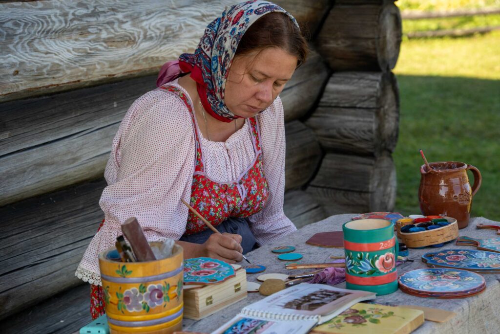 Девушка рисует на острове Кижи