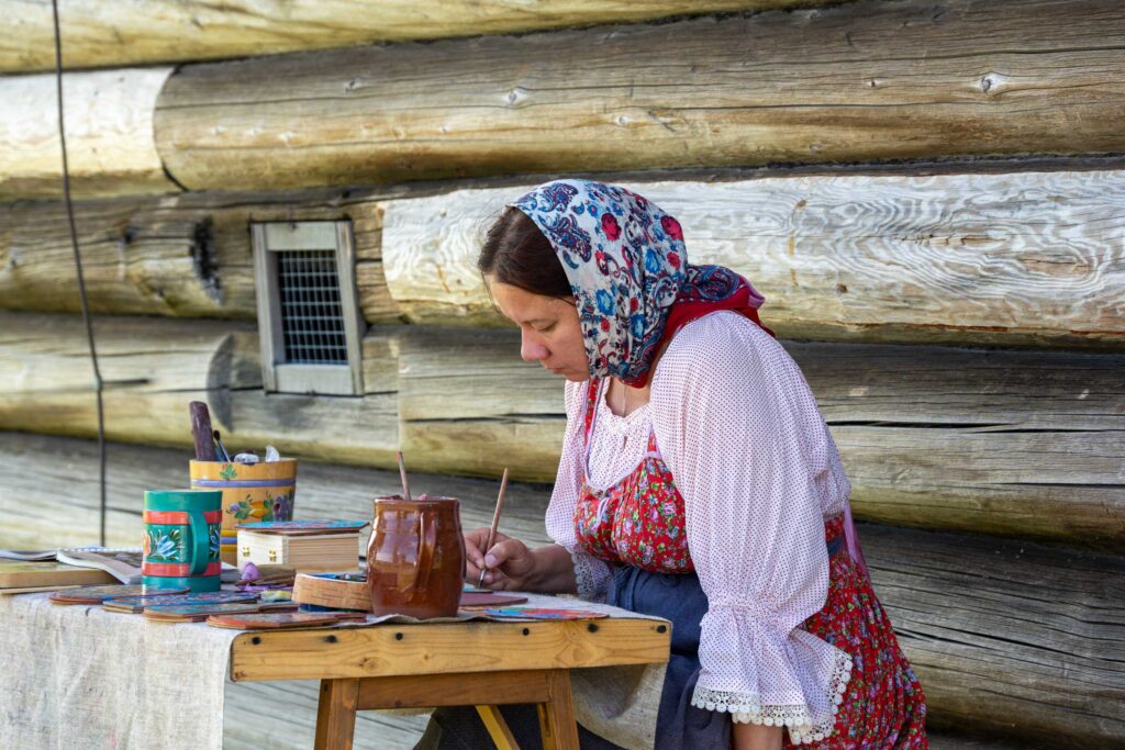 Девушка рисует на острове Кижи