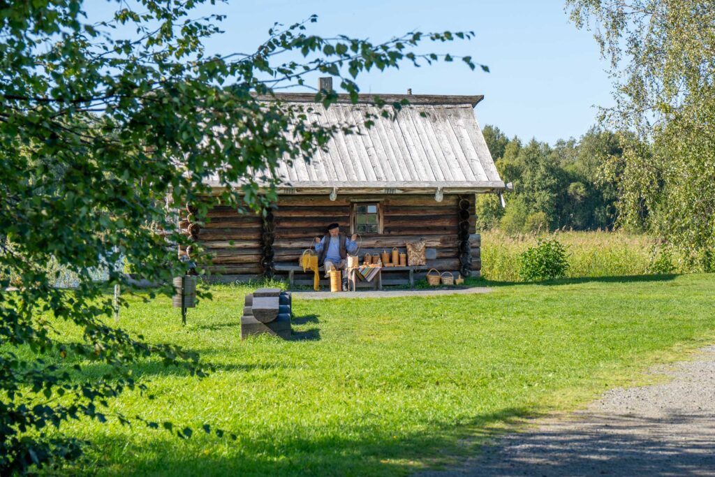 Ремесленник плетет корзины на острове Кижи