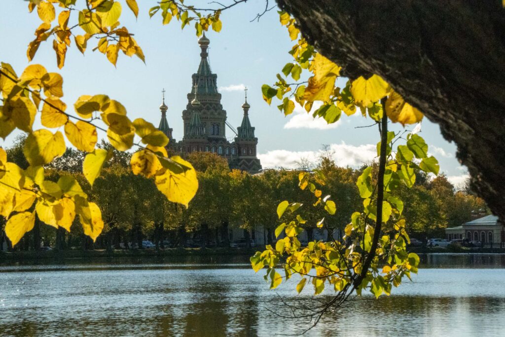 Петергоф сквозь листву