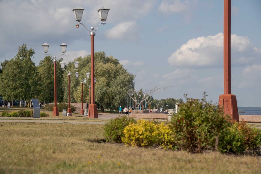 Петрозаводске на набережной рыбаки