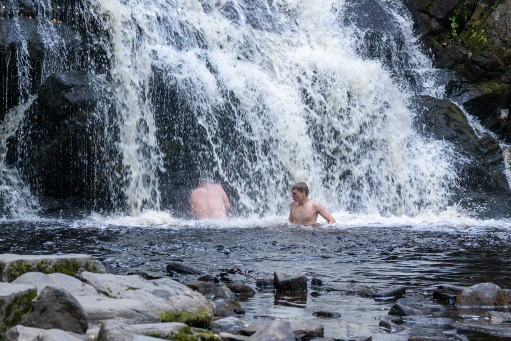 Туристы купаются на водопадах Белые мосты