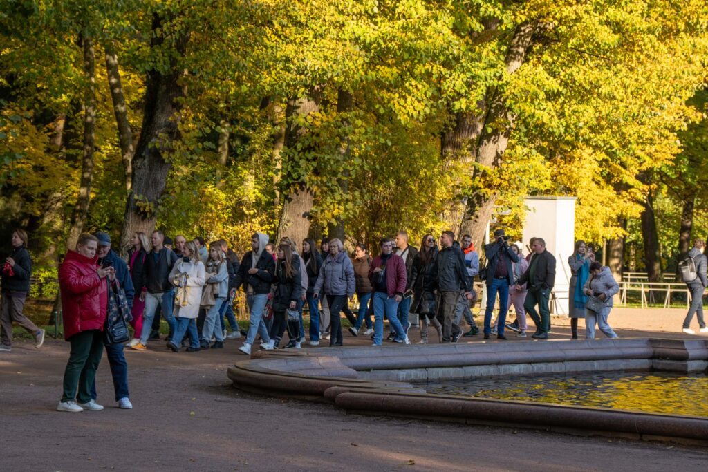 Туристы в осеннем Петергофе