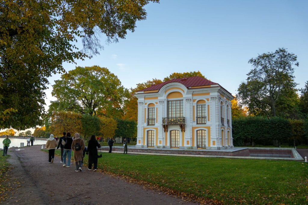 Дорога к Эрмитажу в Петергофе