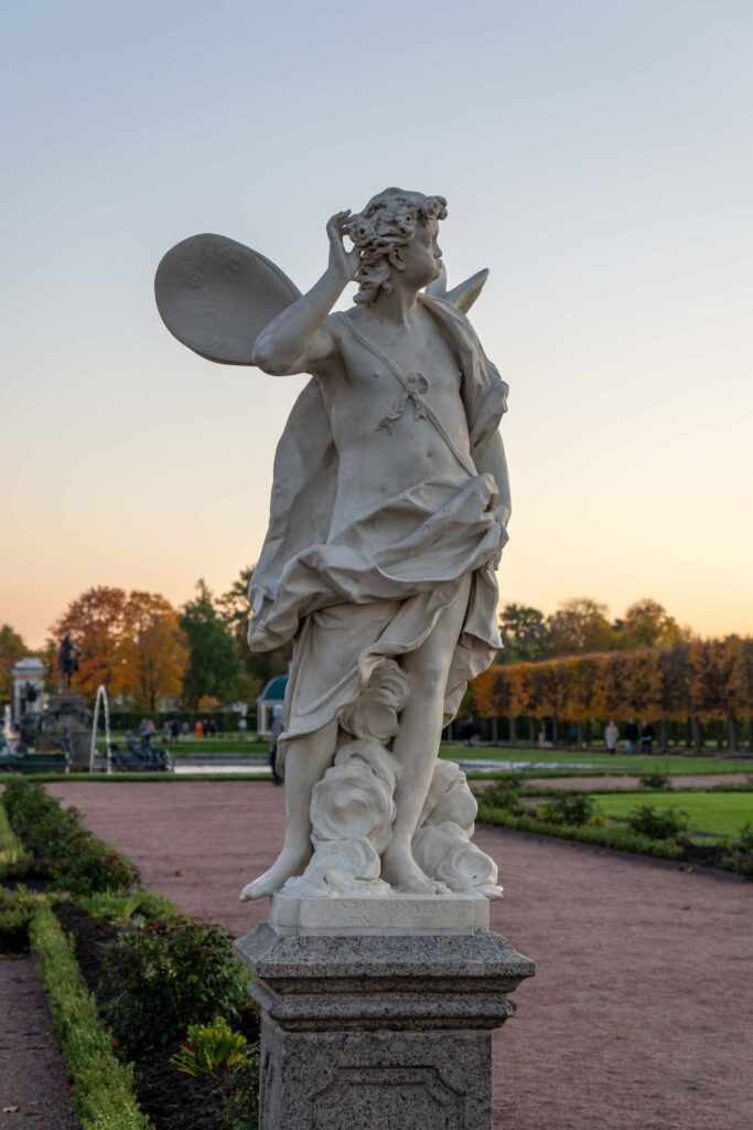 Мраморная муза в Верхнем парке