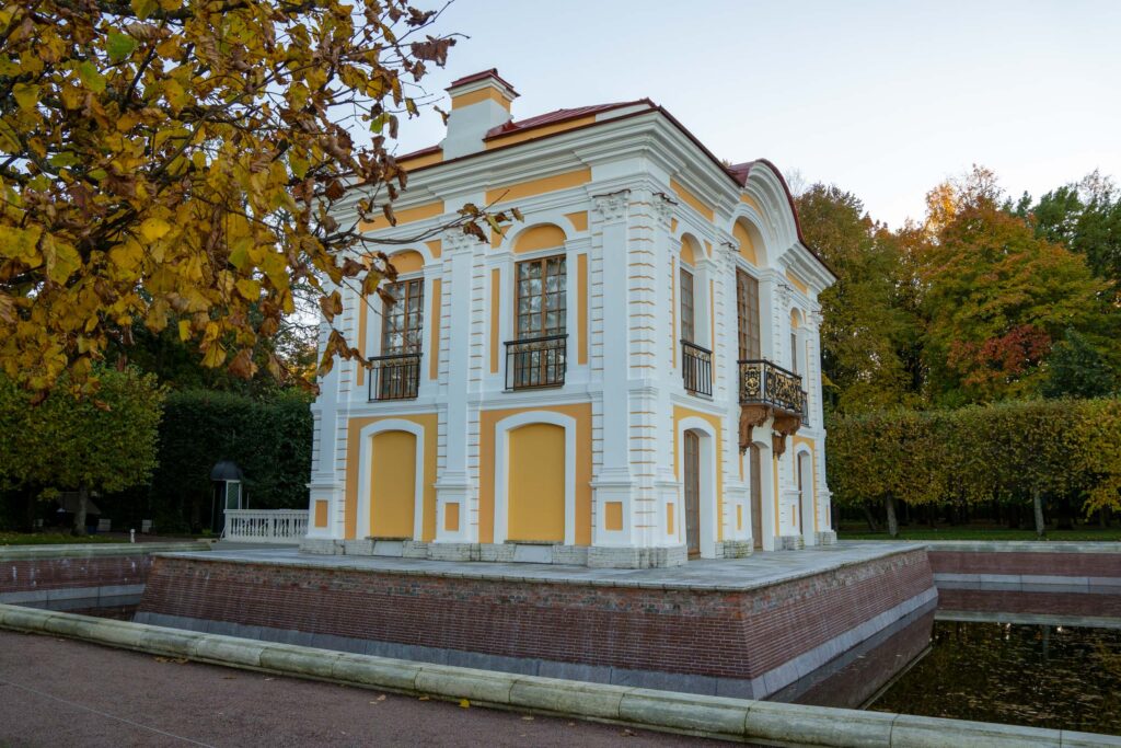 Павильон Эрмитаж в осеннем Петергофе