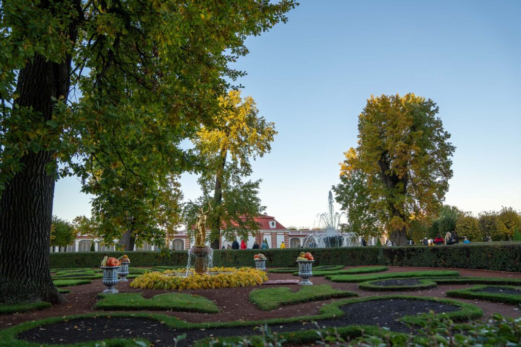 Симметрия осенних клумб Петергофа