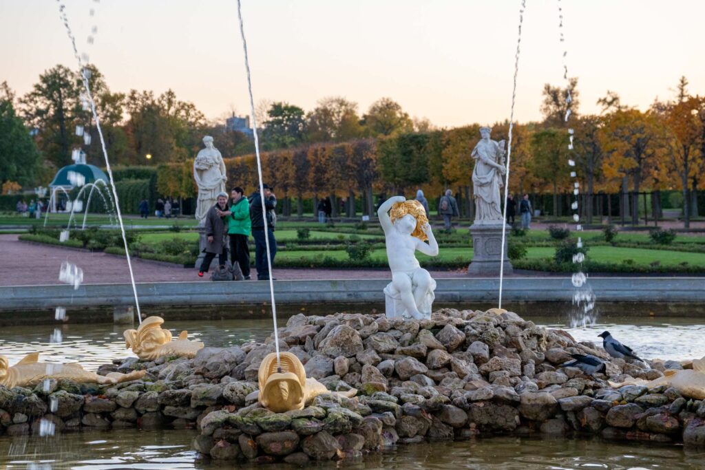 Скульптуры у фонтана в Верхнем парке