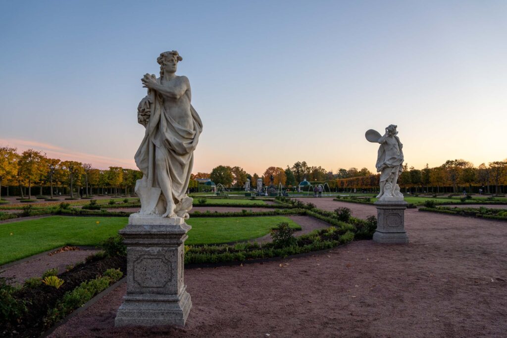 Статуя в классическом парке Петергофа