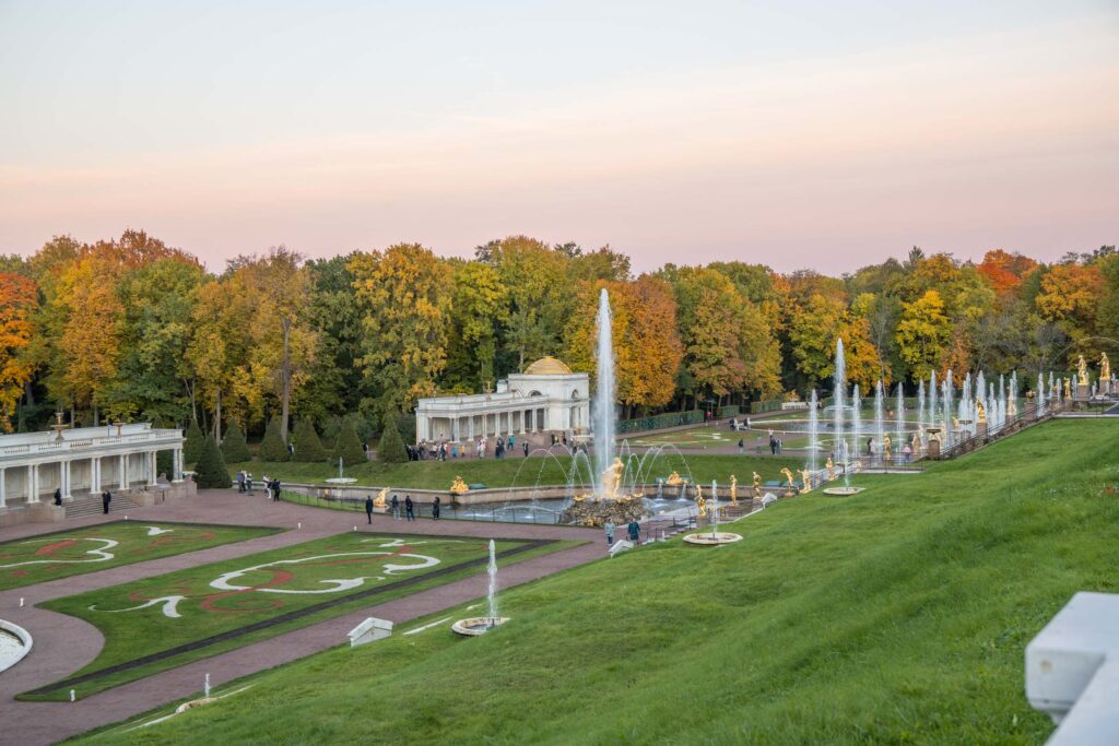 Вид на каскады и Верхний сад