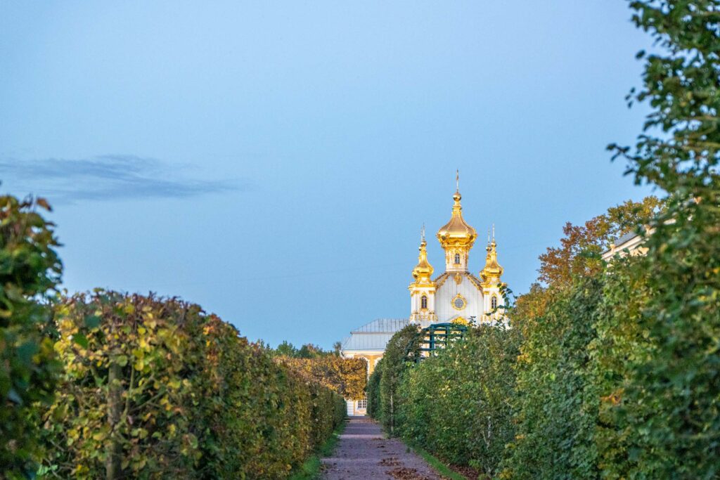 Золотые купола сквозь аллею