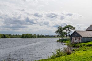 Вид на Соловецкий монастырь с берега