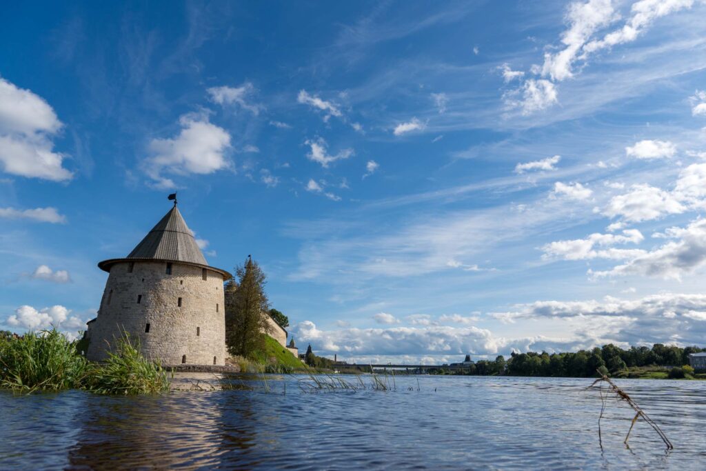 Башня Псковского Кремля у воды
