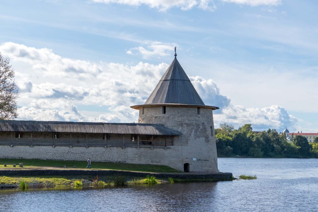 Башня Псковского Кремля у воды