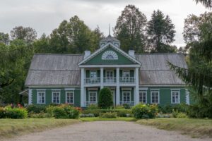 Центральный фасад усадьбы Петровское