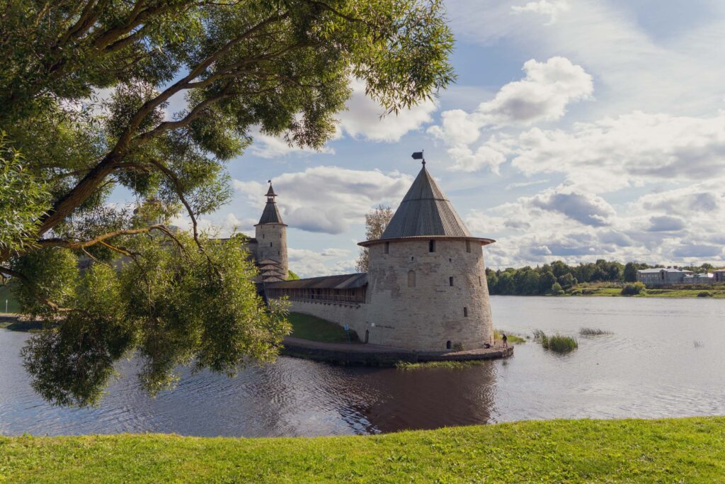 Две башни Псковского кремля