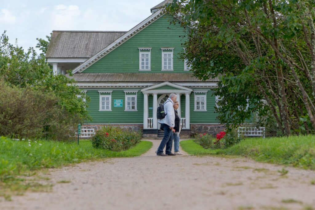 Главный дом и посетители, Усадьба Петровское