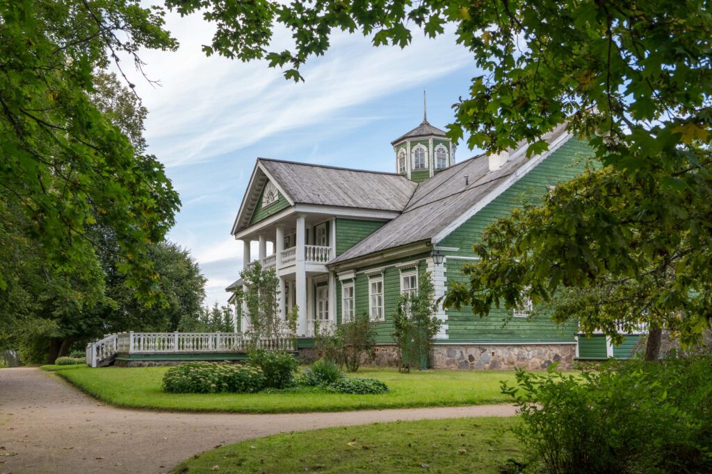 Главный дом сбоку, Усадьба Петровское
