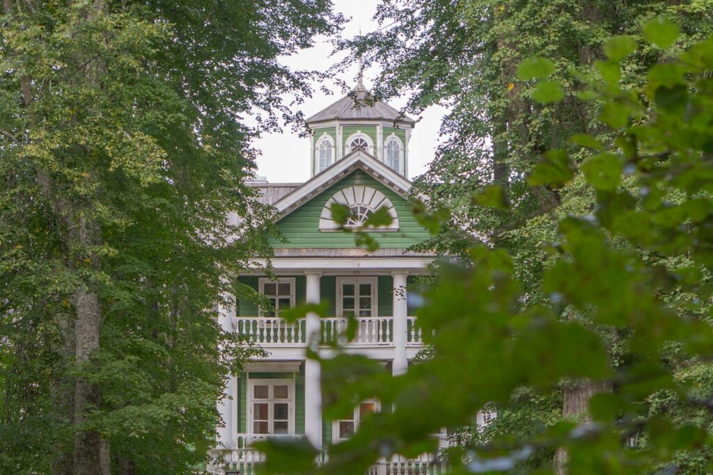 Усадьба Петровское, главный дом, детали фасада в листве