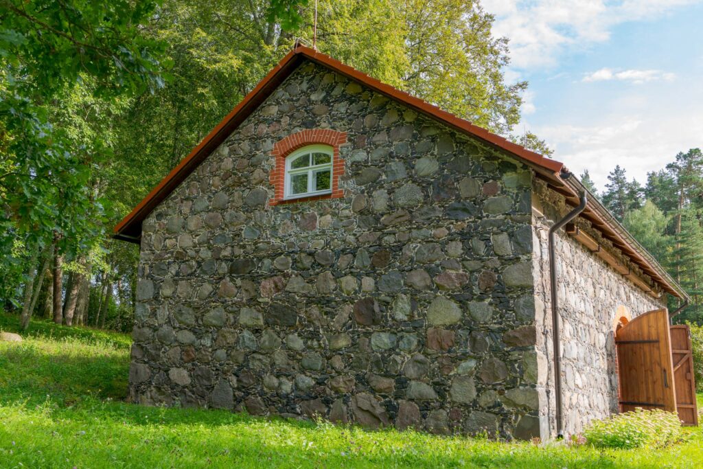 Каменный флигель Михайловского парка с красной крышей
