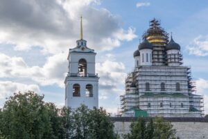 Колокольня и Троицкий собор Пскова