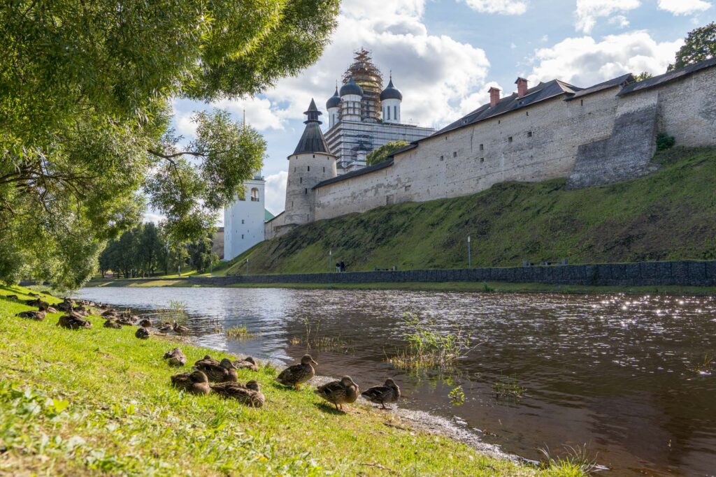 Кремль и Троицкий собор у воды