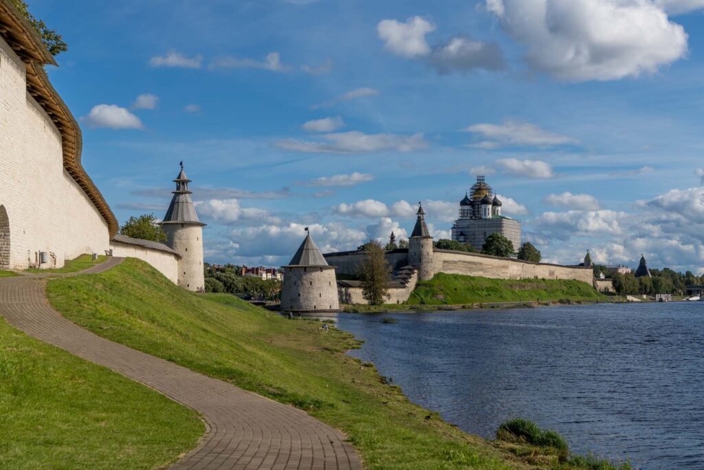 Кремль Пскова с береговой тропы
