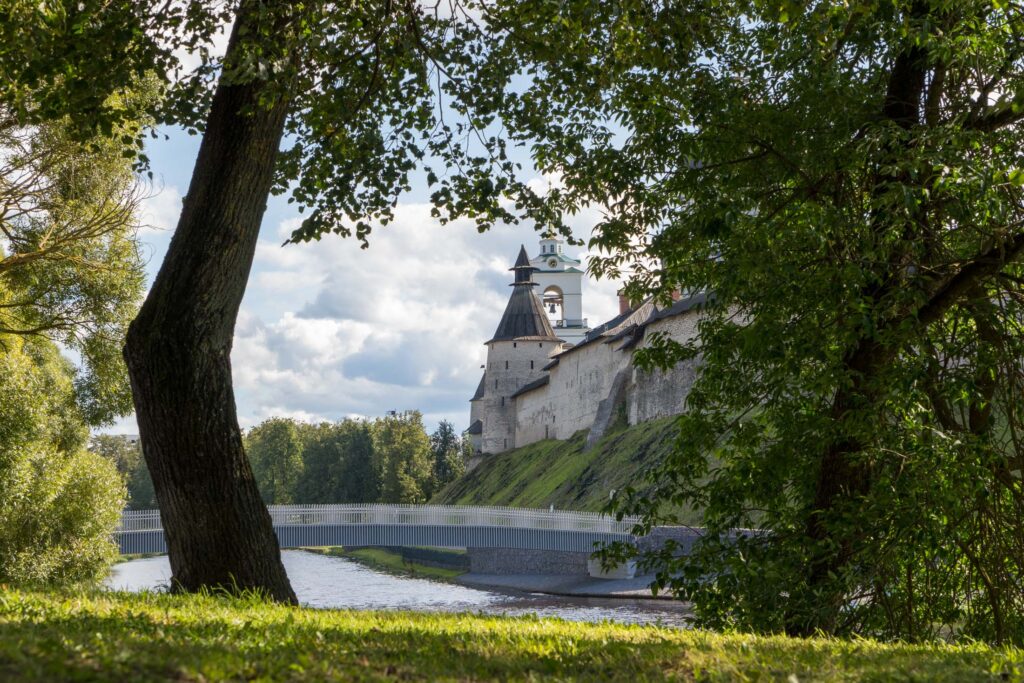 Кремлёвская башня среди деревьев