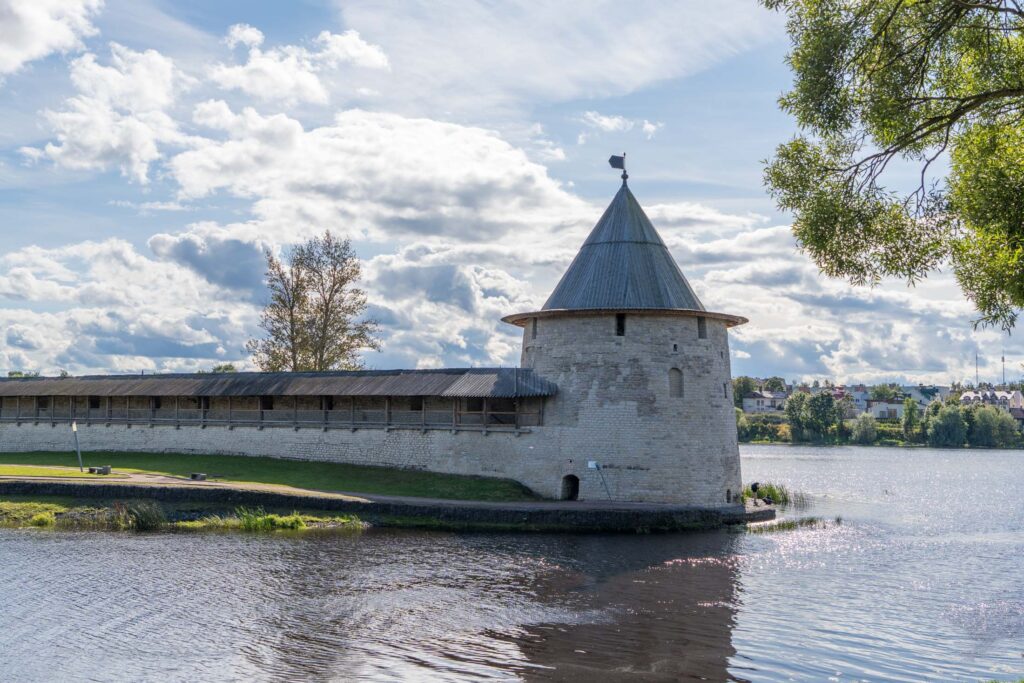 Круглая башня над рекой в Пскове