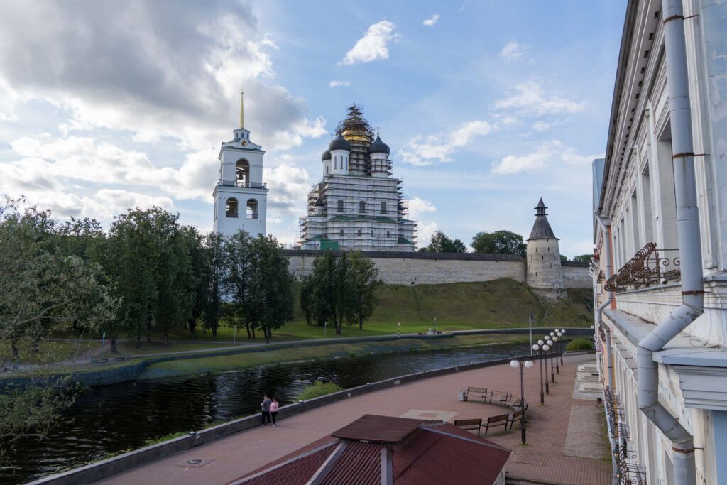 Набережная у Кремля Пскова