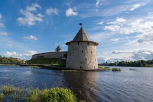 Отражение башни в реке Пскова