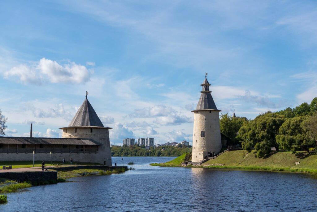 Псков, две башни у реки