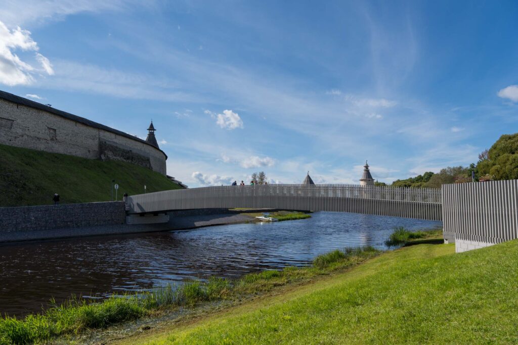Псков, пешеходный мост у Кремля