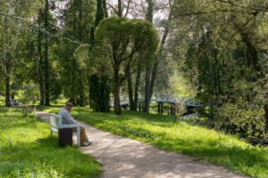 Скамейки у белого мостика в Пушкинских Горах