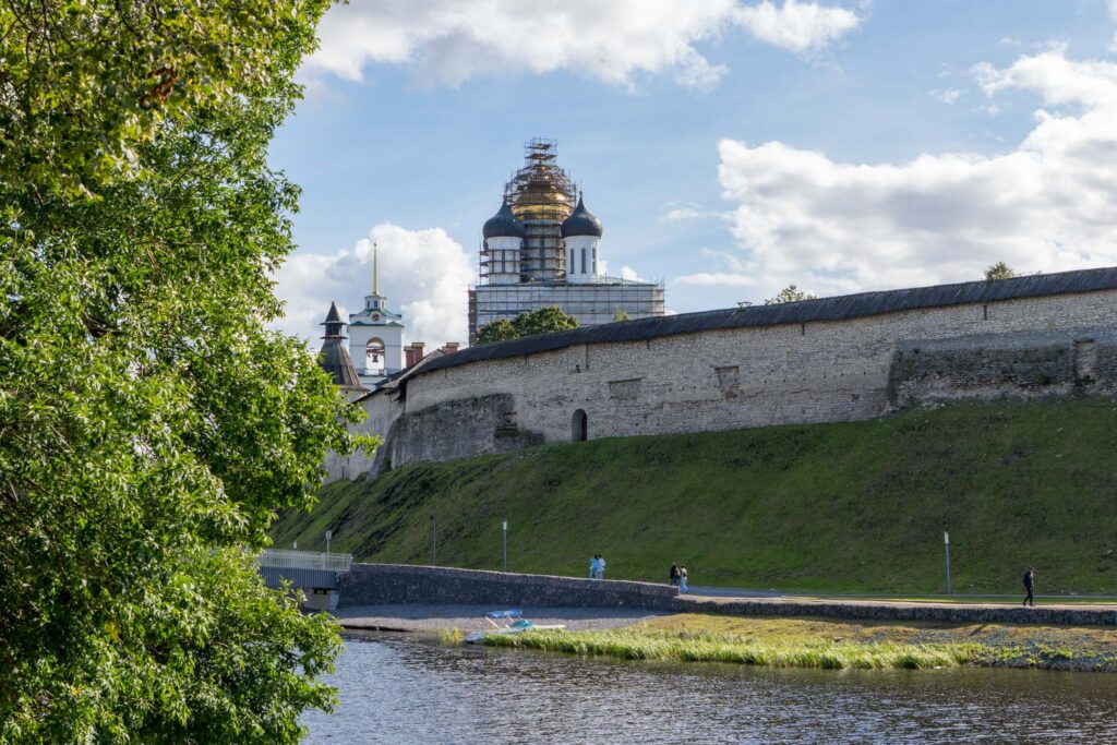 Троицкий собор за кремлёвской стеной