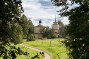 Тропа к жёлтой церкви, Пушкинские Горы