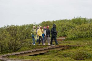 Группа туристов на тропе Заяцкого острова