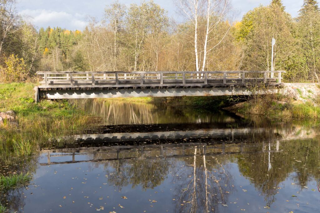 Мост через реку у водопада Метсямикли, Карелия