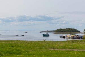 Белое море на Соловках, лодки у берега