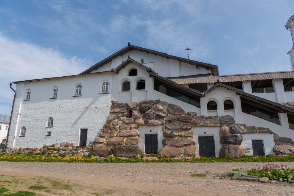 Старые строения Соловецкого монастыря, мощные каменные стены внизу