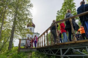 Группа на площадке у храма Секирной горы слушает рассказ гида над склоном